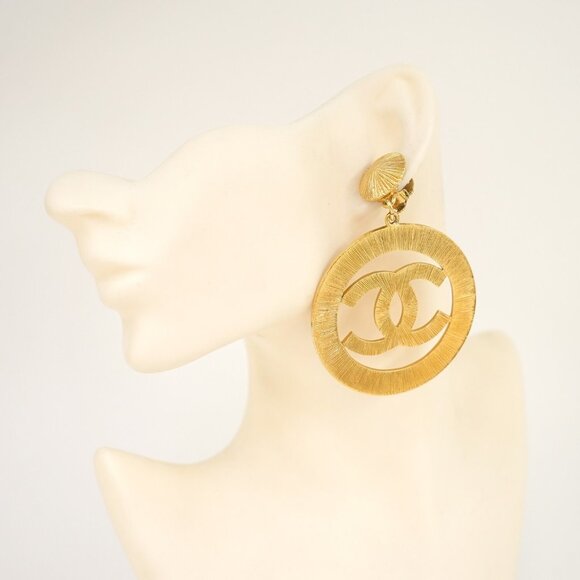 CHANEL CC Logos Round Dangle Clip-On Earrings Gold Tone 29 Auth - Picture 1 of 6